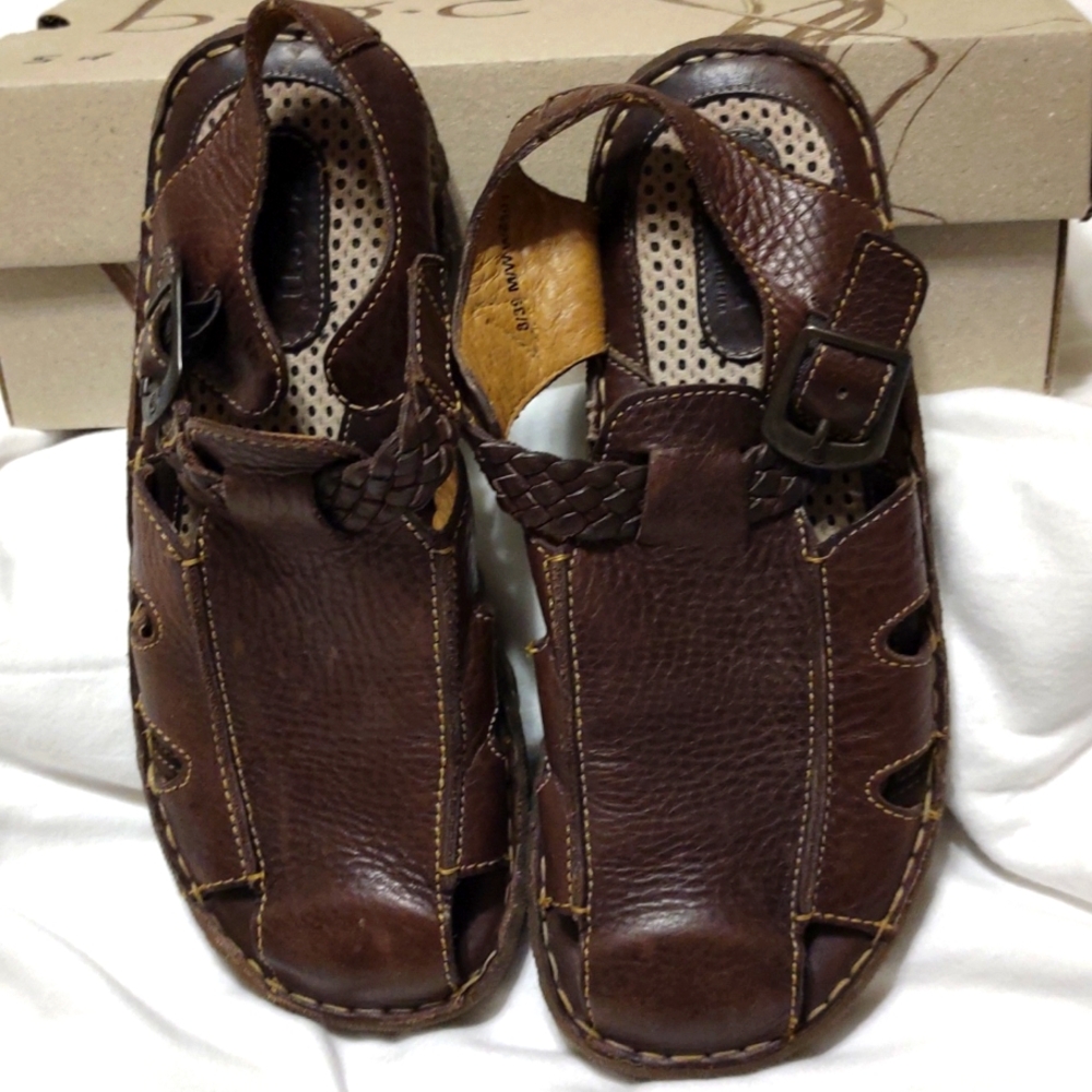 Men's brown BORN leather sandals in good condition. Roman style.